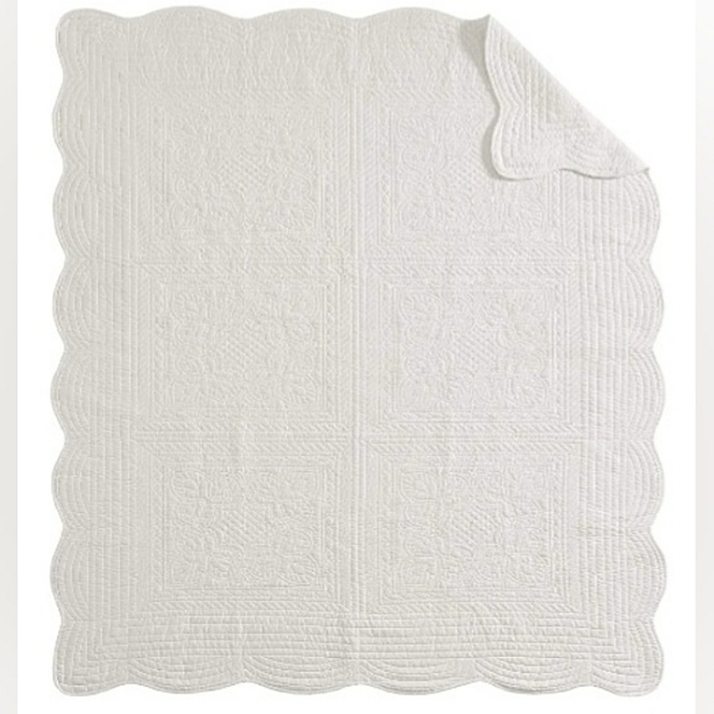~Brand New~MADISON PARK Luxe Tuscany Scallopped Edge White Oversized Quilt